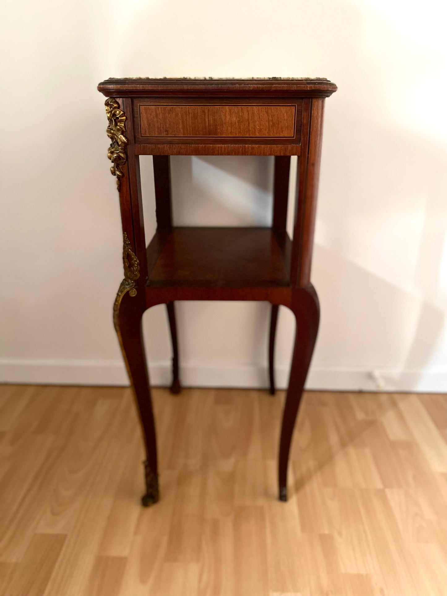 Table de chevet de style en bois et laiton ancien