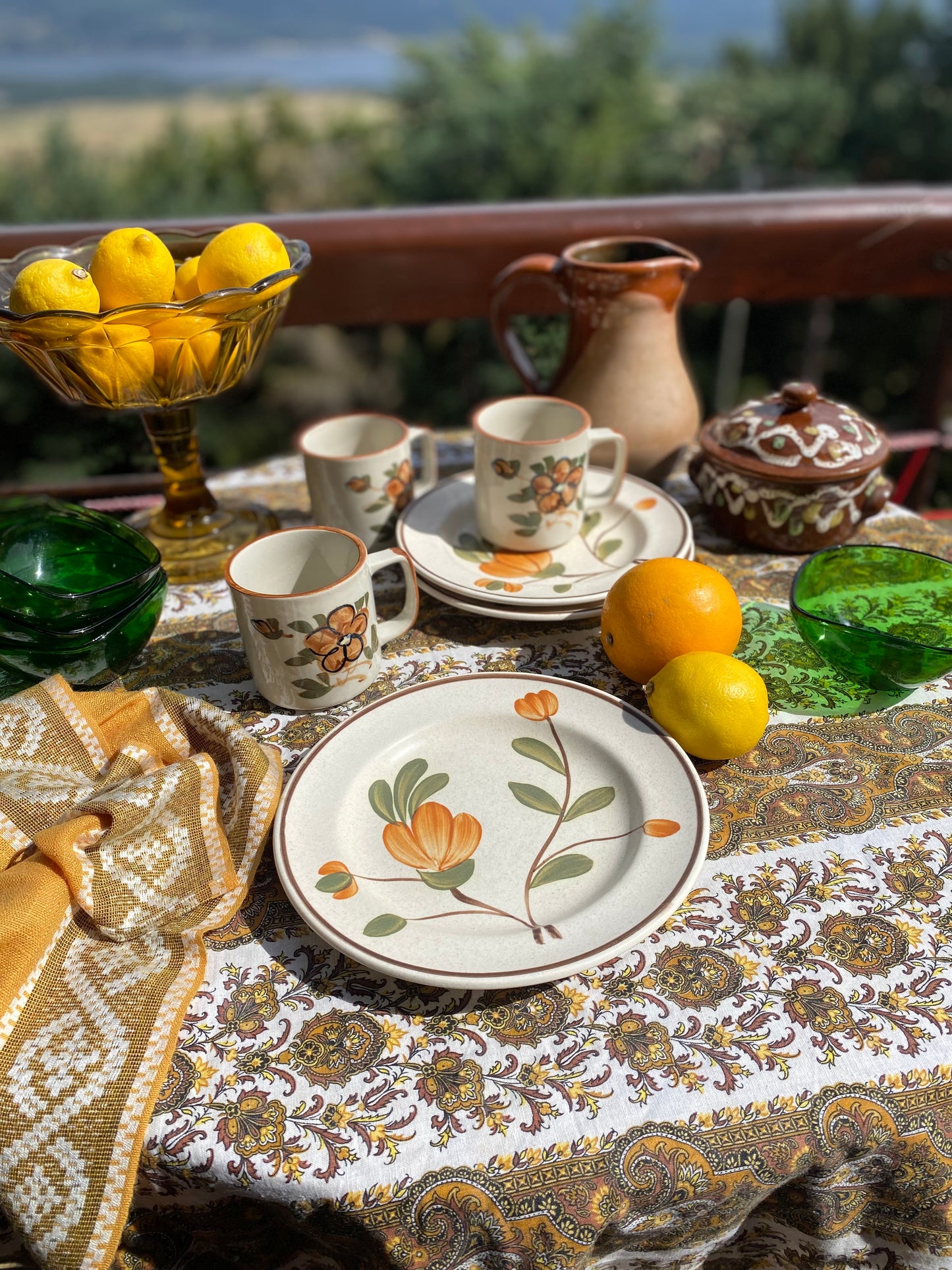 3 assiettes en grès ancien peint