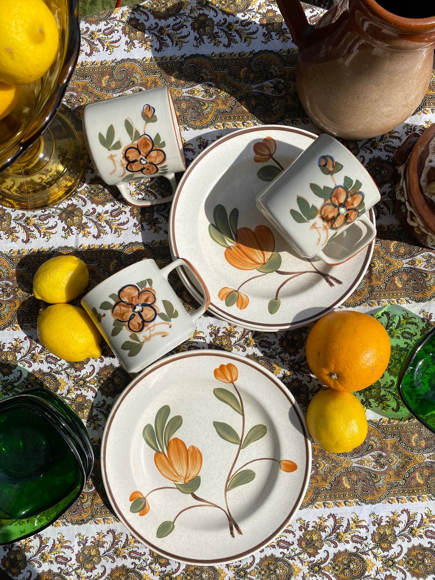3 assiettes en grès ancien peint