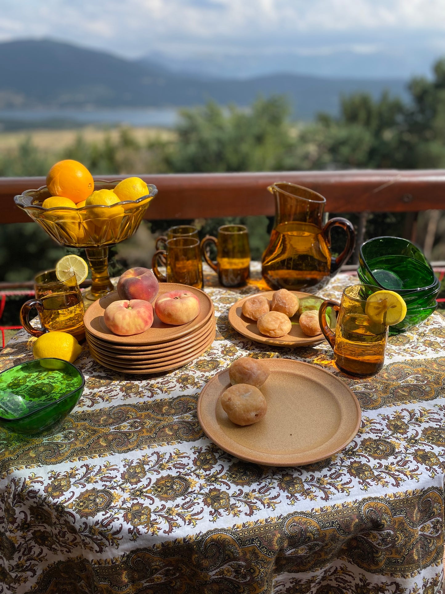 9 assiettes à dessert en grès ancien