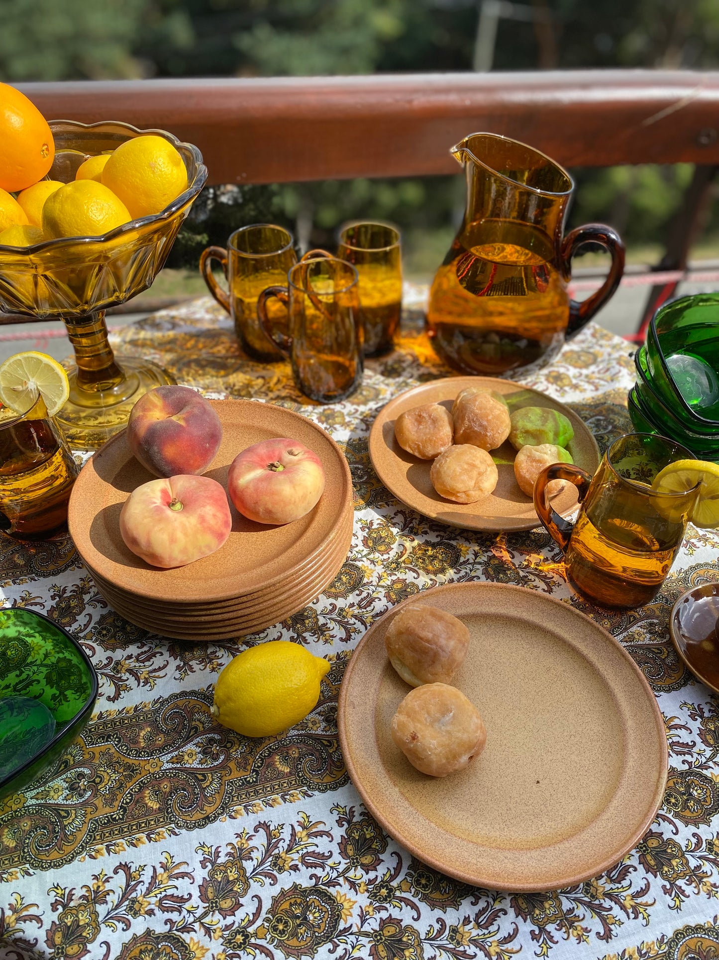 9 assiettes à dessert en grès ancien