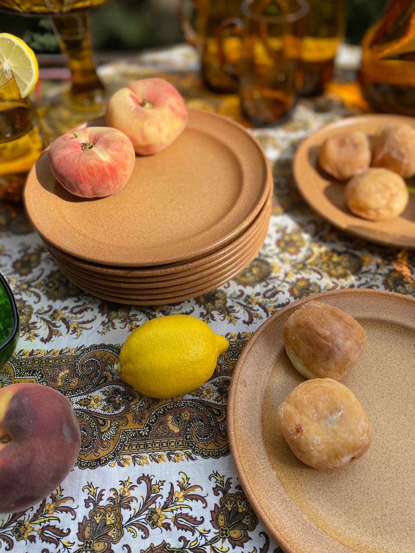 9 assiettes à dessert en grès ancien
