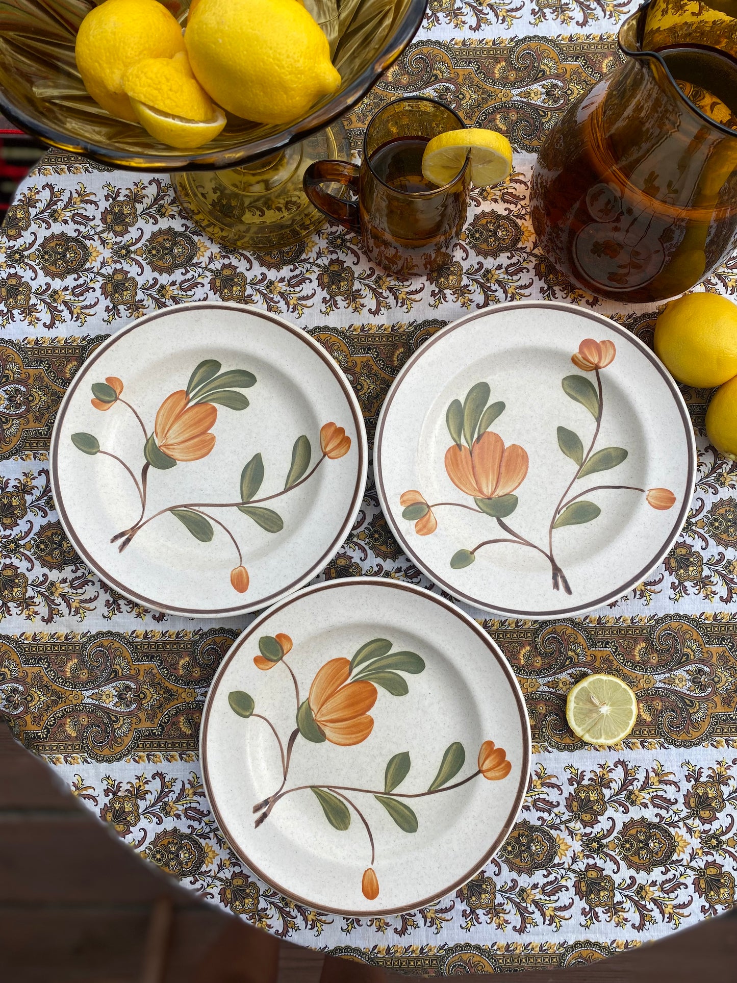 3 assiettes en grès ancien peint