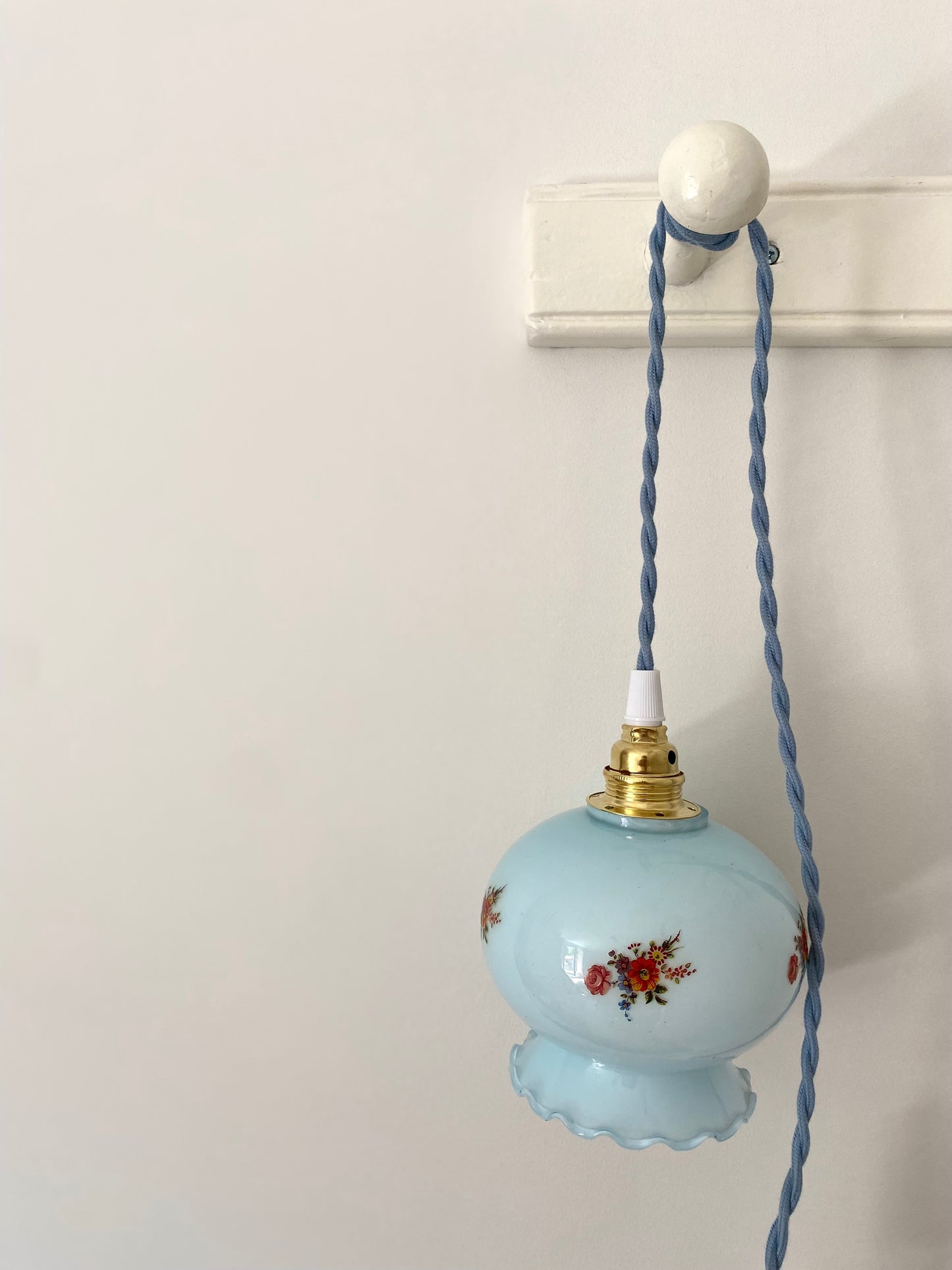 Baladeuse en opaline bleue à motif floral