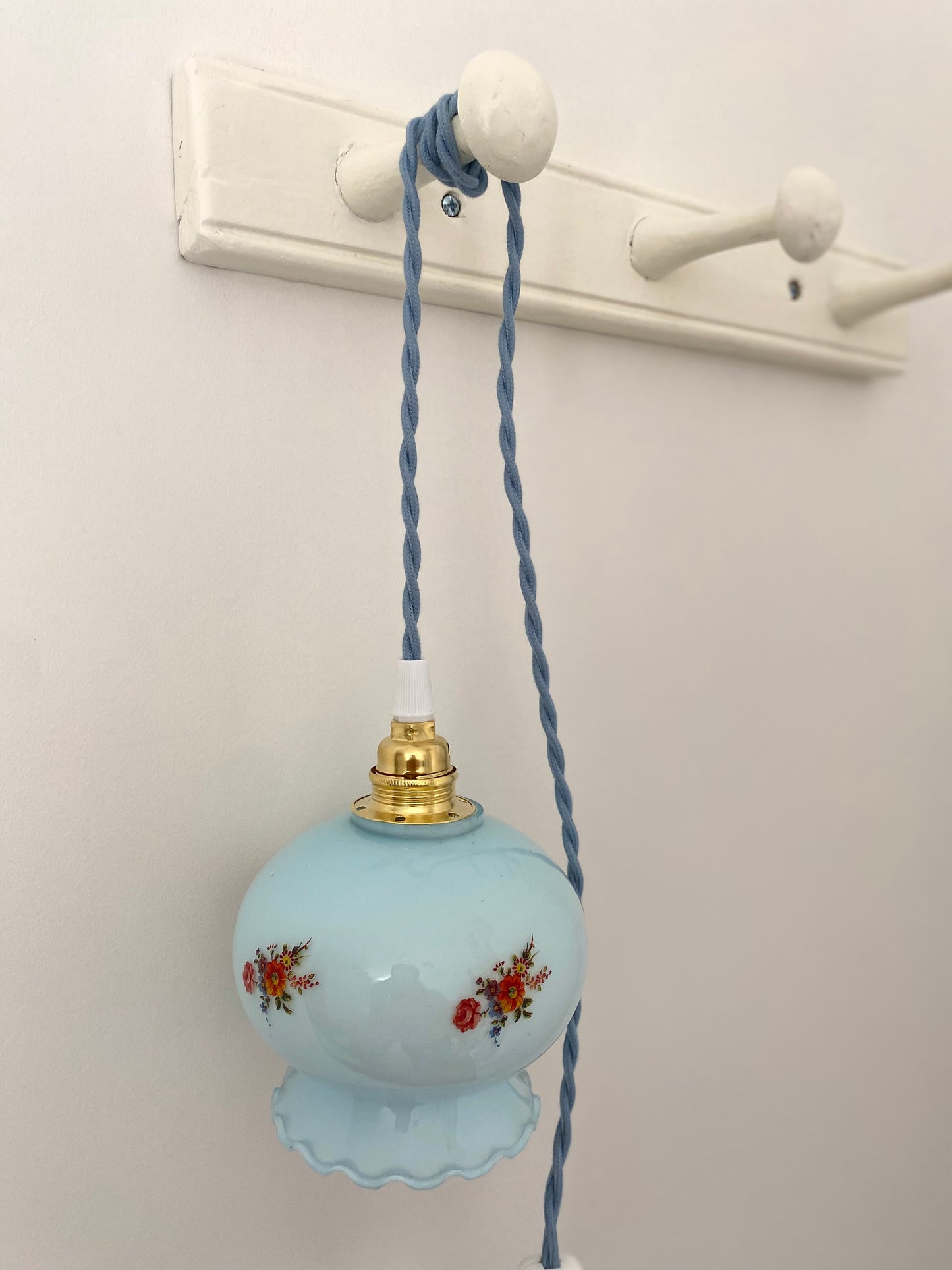 Baladeuse en opaline bleue à motif floral
