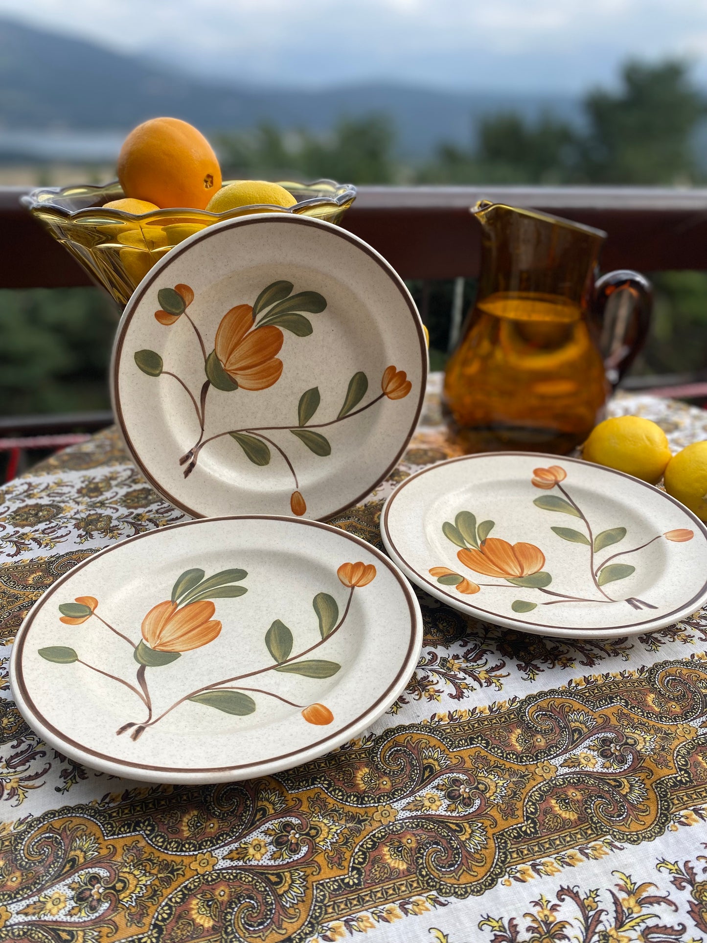 3 assiettes en grès ancien peint