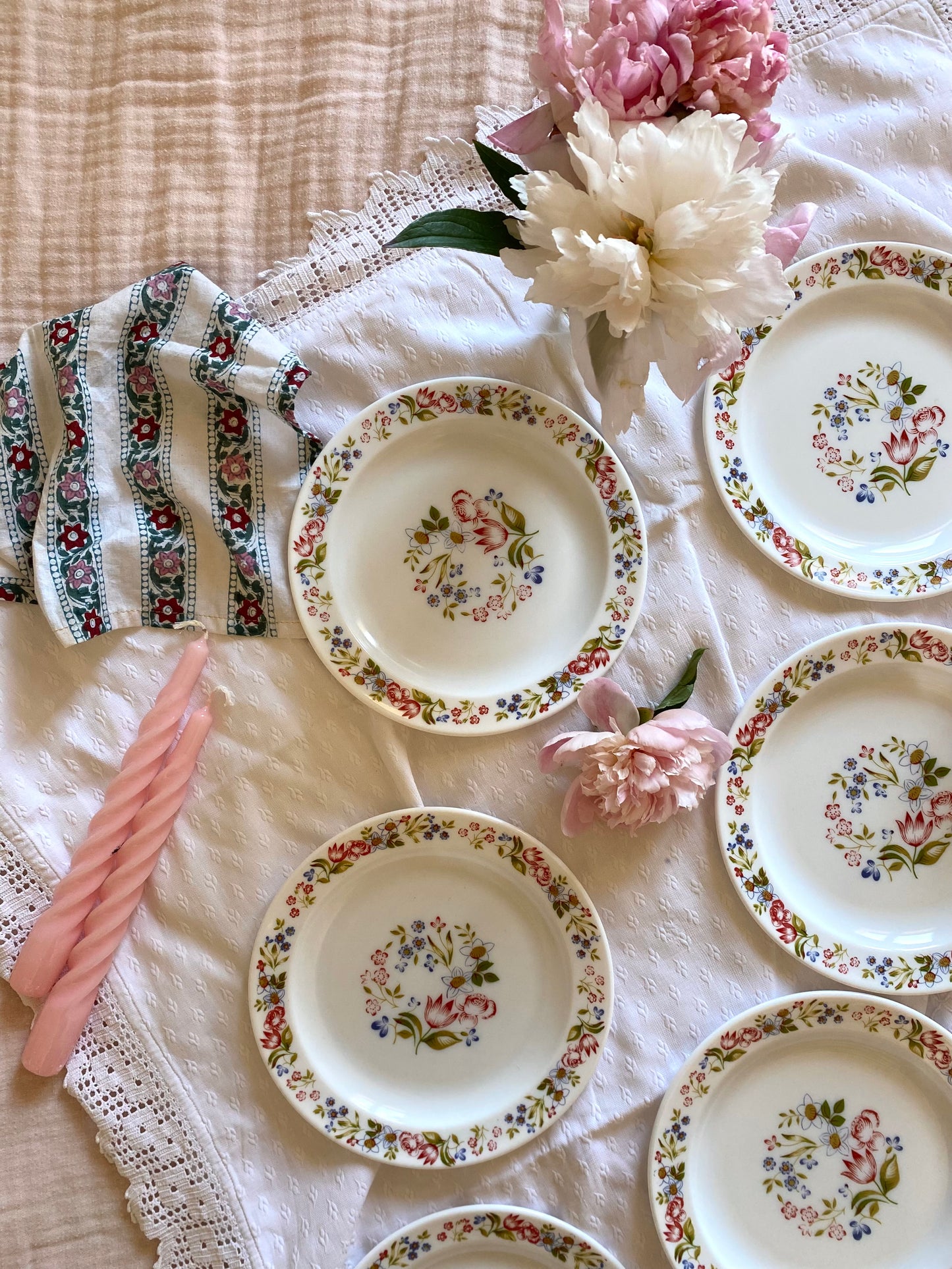 6 assiettes à dessert en opaline
