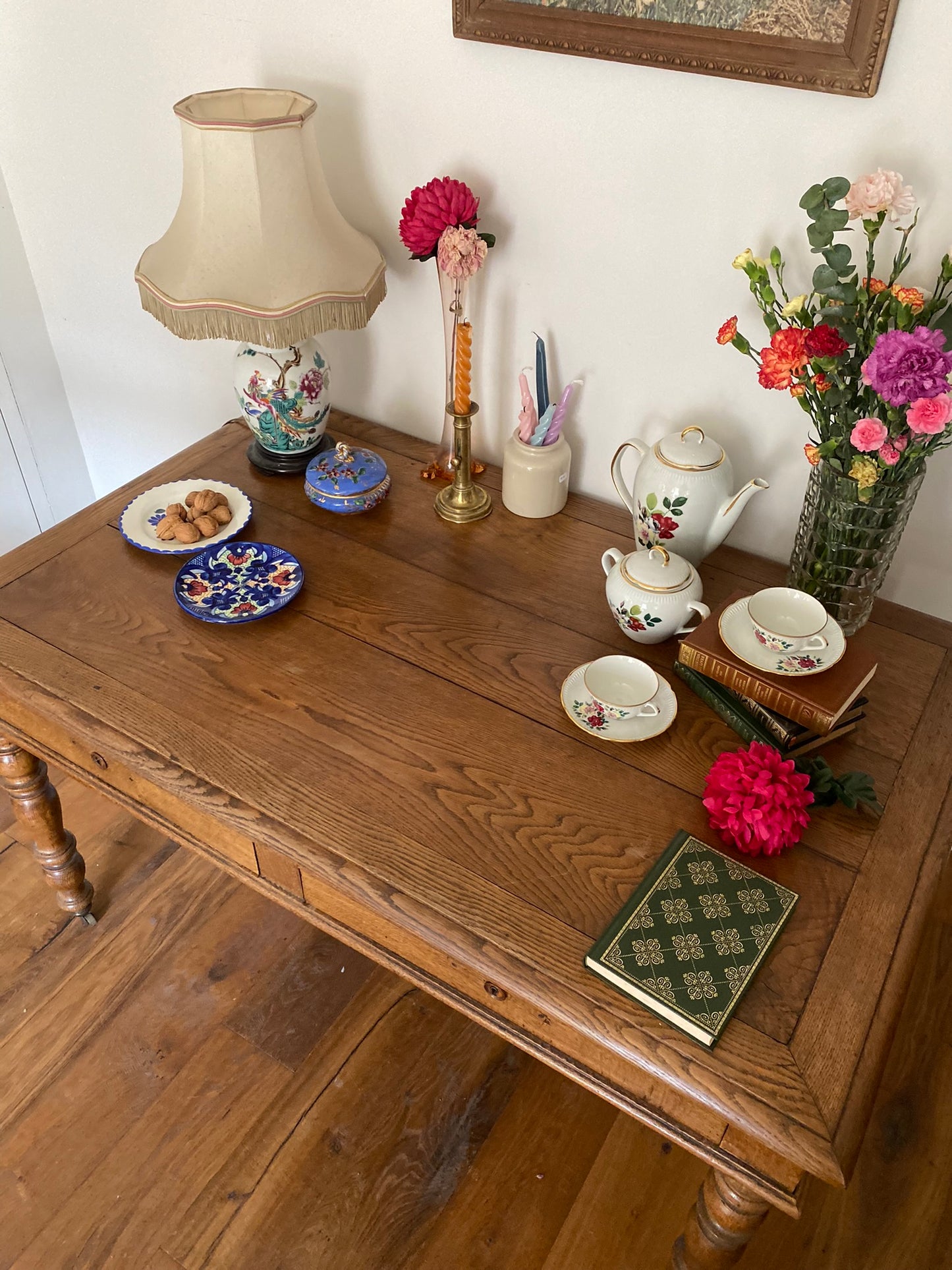 Grand bureau de style sur roulette en noyer ancien massif