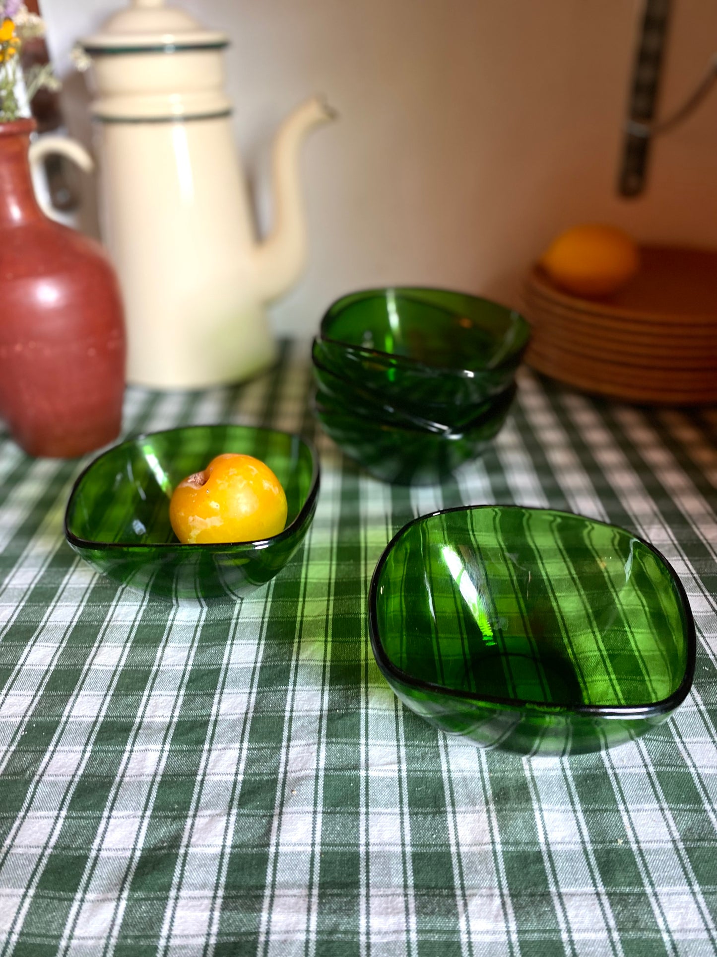 5 petits bols en verre vert