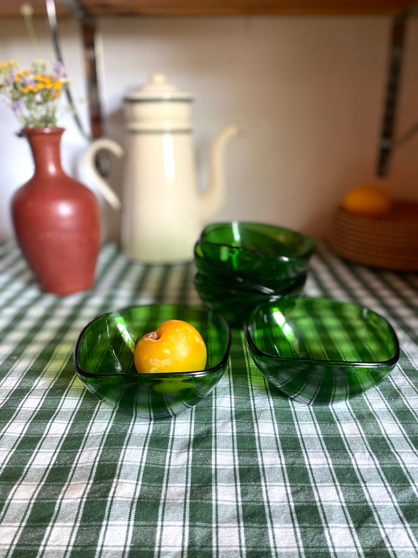 5 petits bols en verre vert