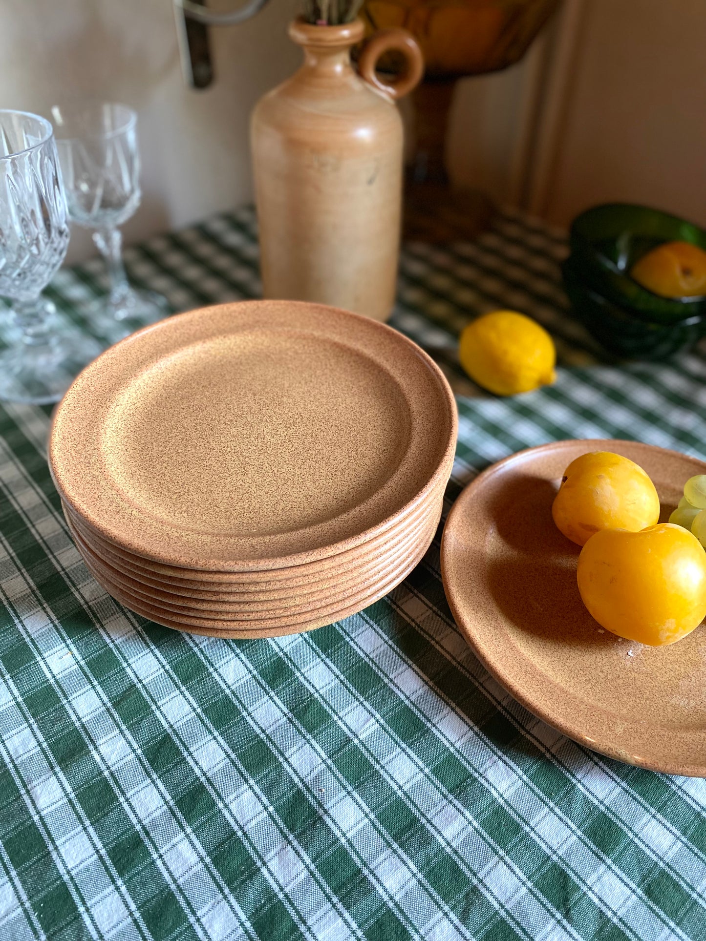 9 assiettes à dessert en grès ancien