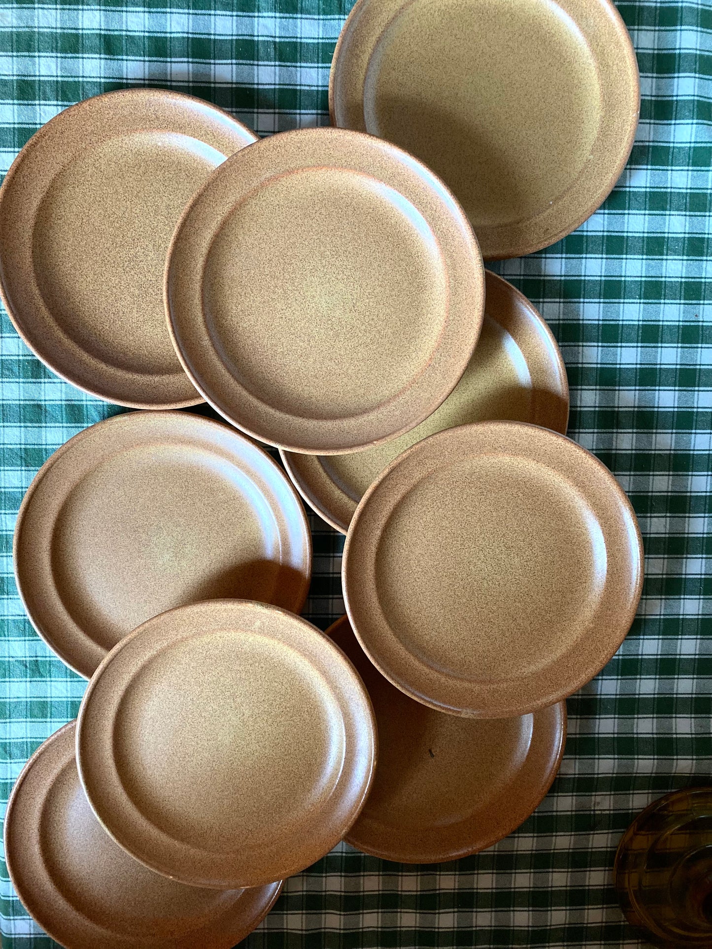 9 assiettes à dessert en grès ancien