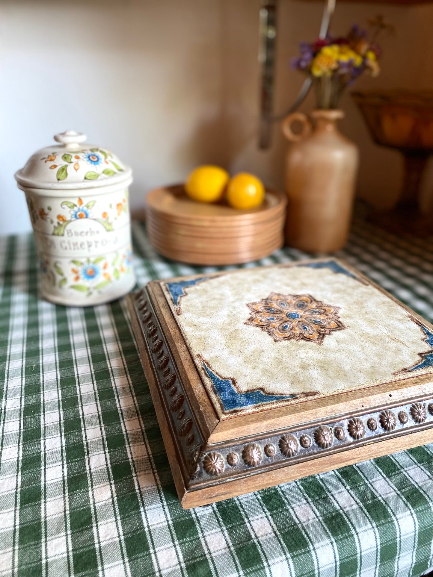 Dessous de plat ancien en bois et faïence