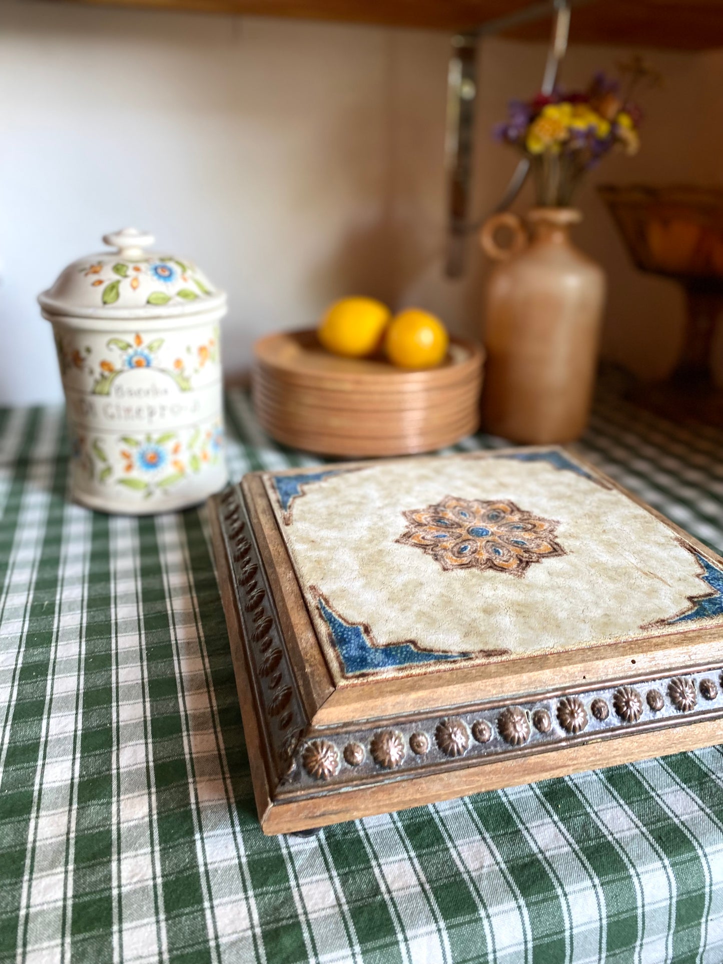 Dessous de plat ancien en bois et faïence