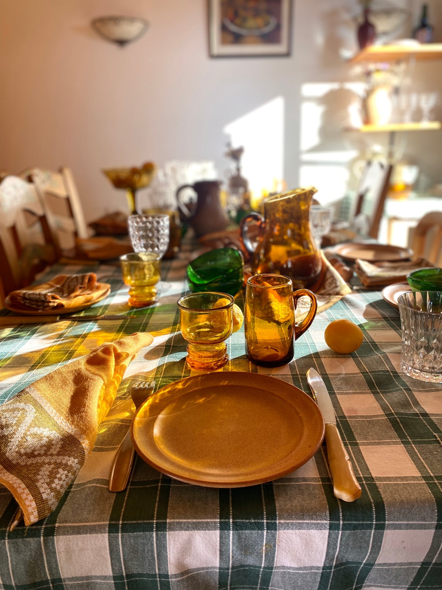 9 assiettes à dessert en grès ancien