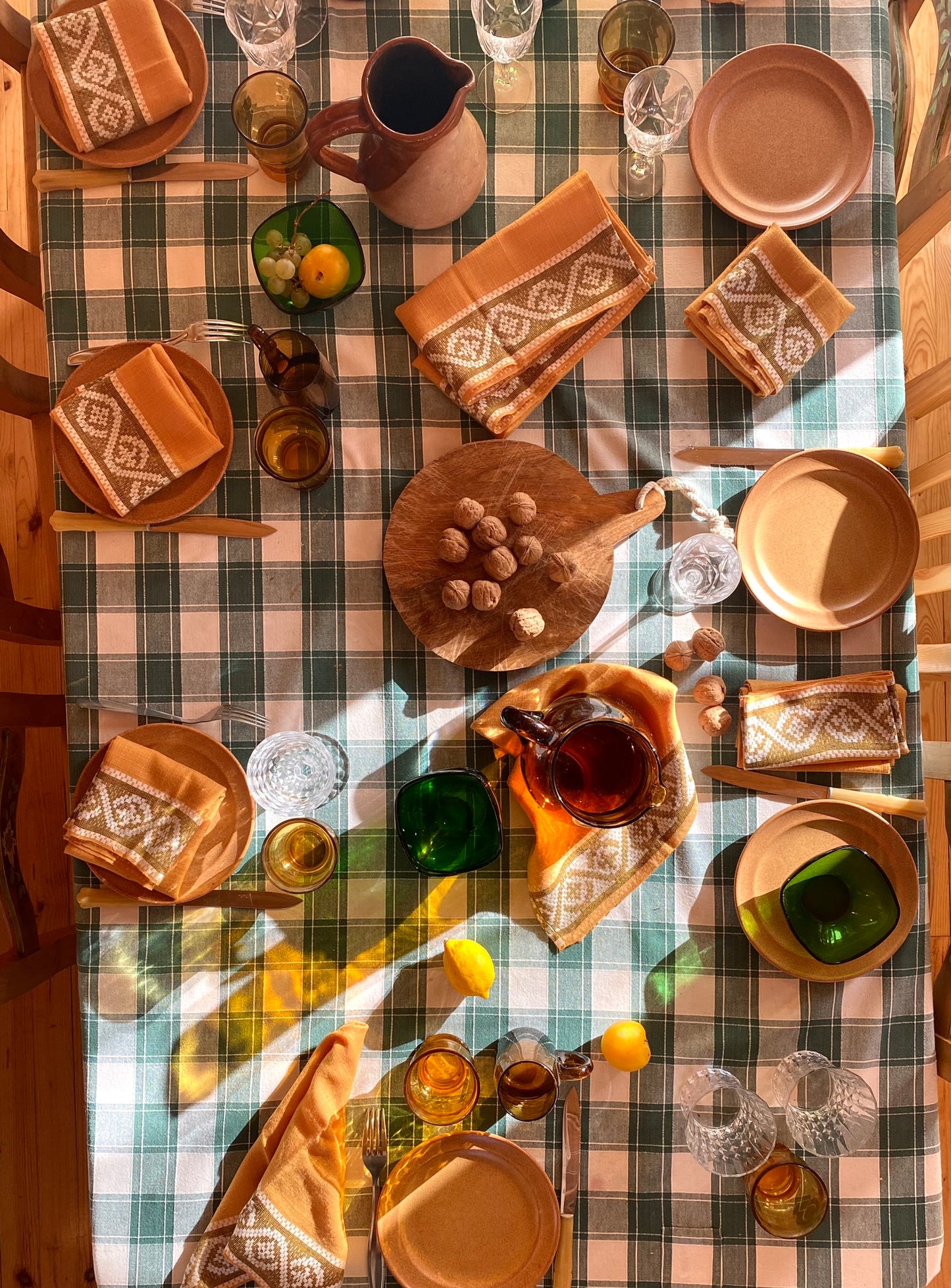 9 assiettes à dessert en grès ancien
