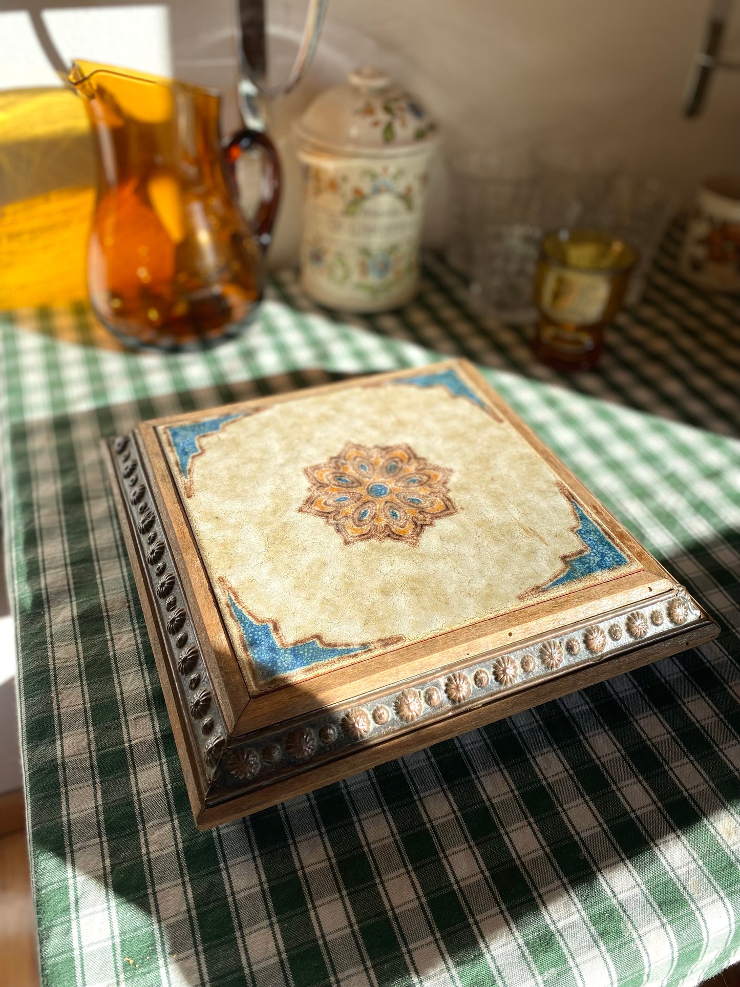 Dessous de plat ancien en bois et faïence