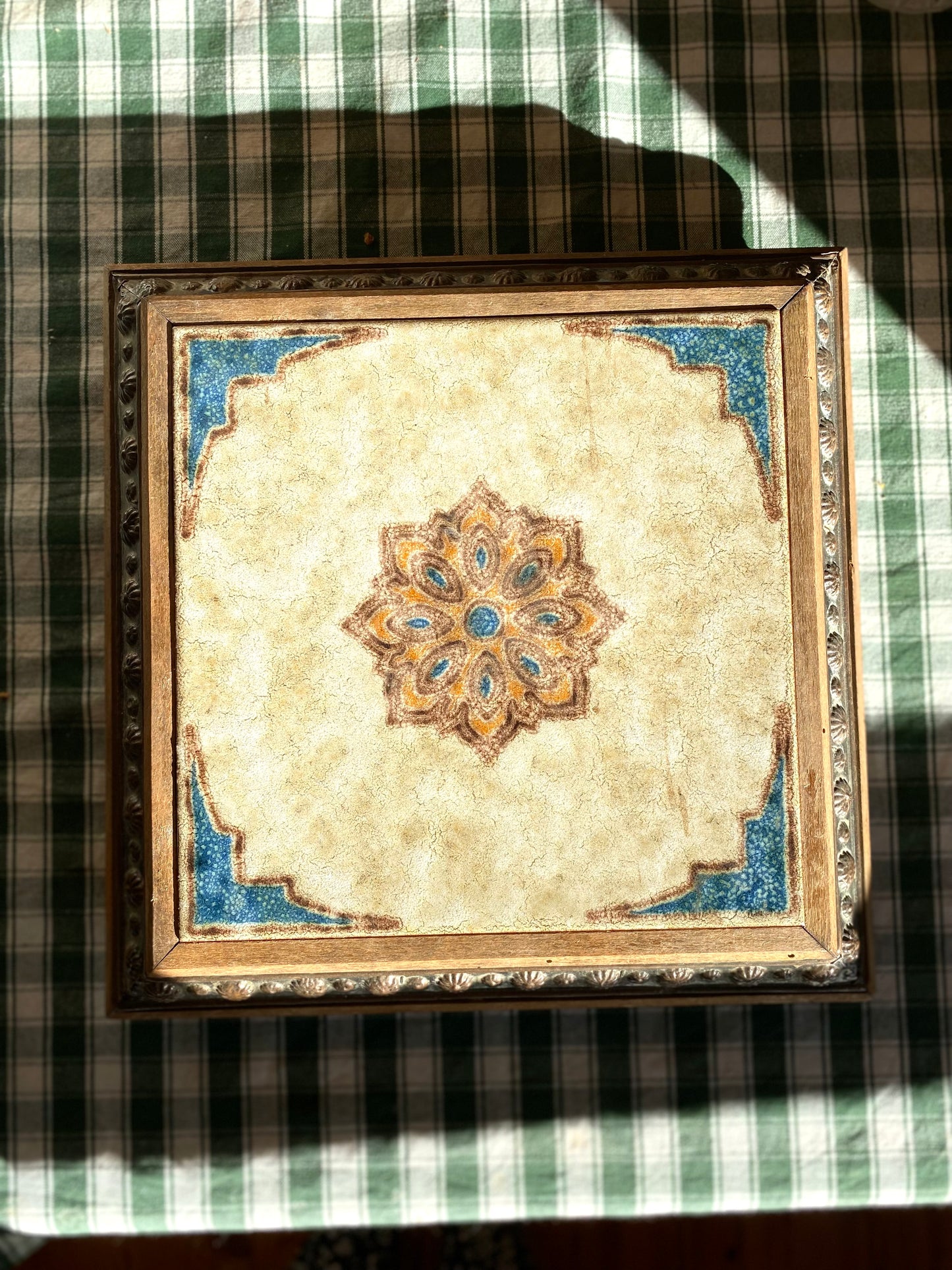 Dessous de plat ancien en bois et faïence