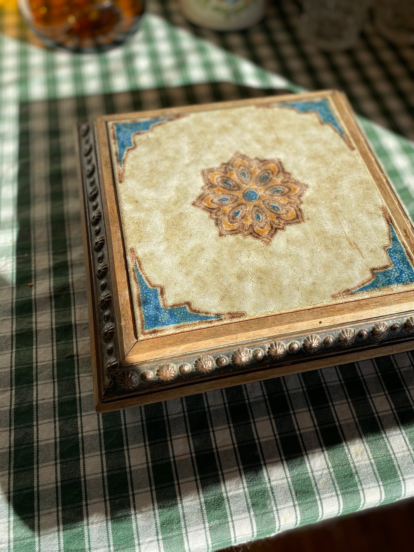 Dessous de plat ancien en bois et faïence