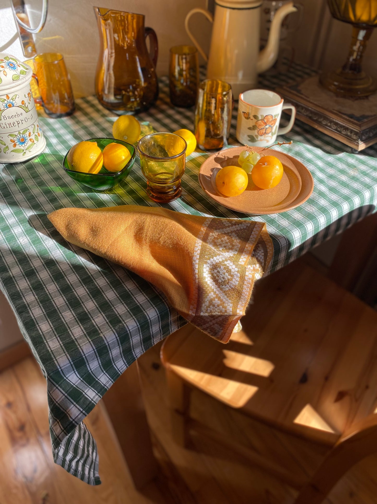 9 assiettes à dessert en grès ancien