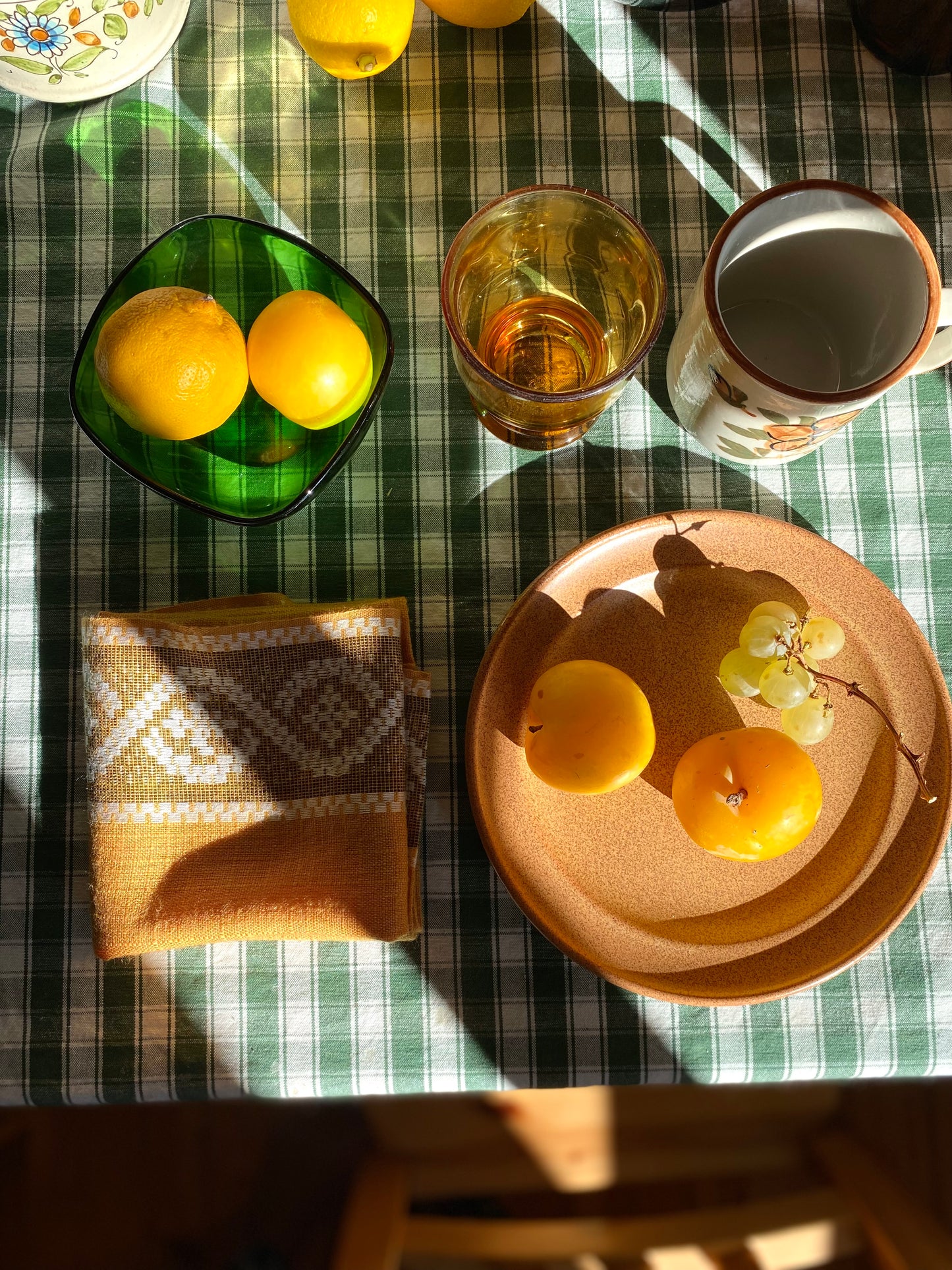 9 assiettes à dessert en grès ancien
