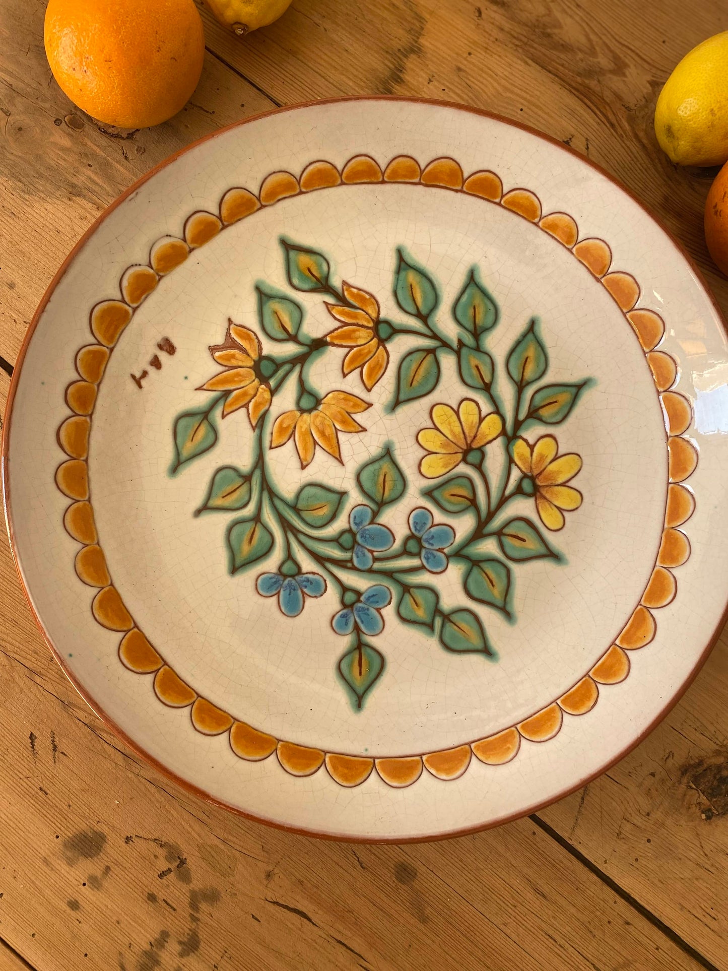 Grand plat de service en céramique ancienne