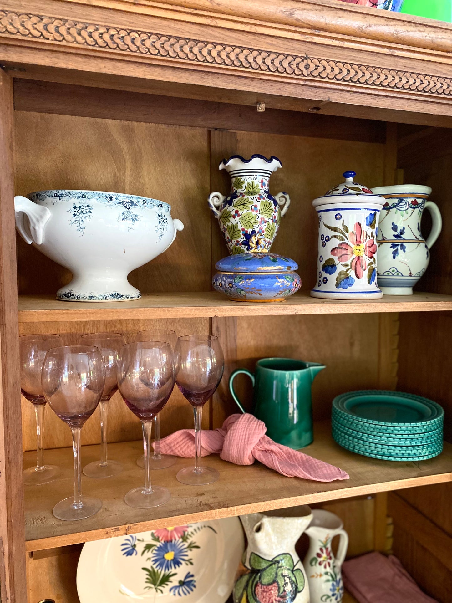 6 grands verres à pied en verre ciselé mauve