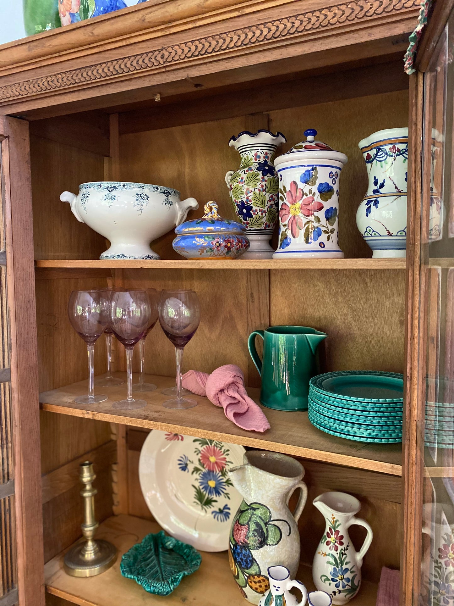 Vase à anse en céramique ancienne écrue à motif floral bleu, vert et rose