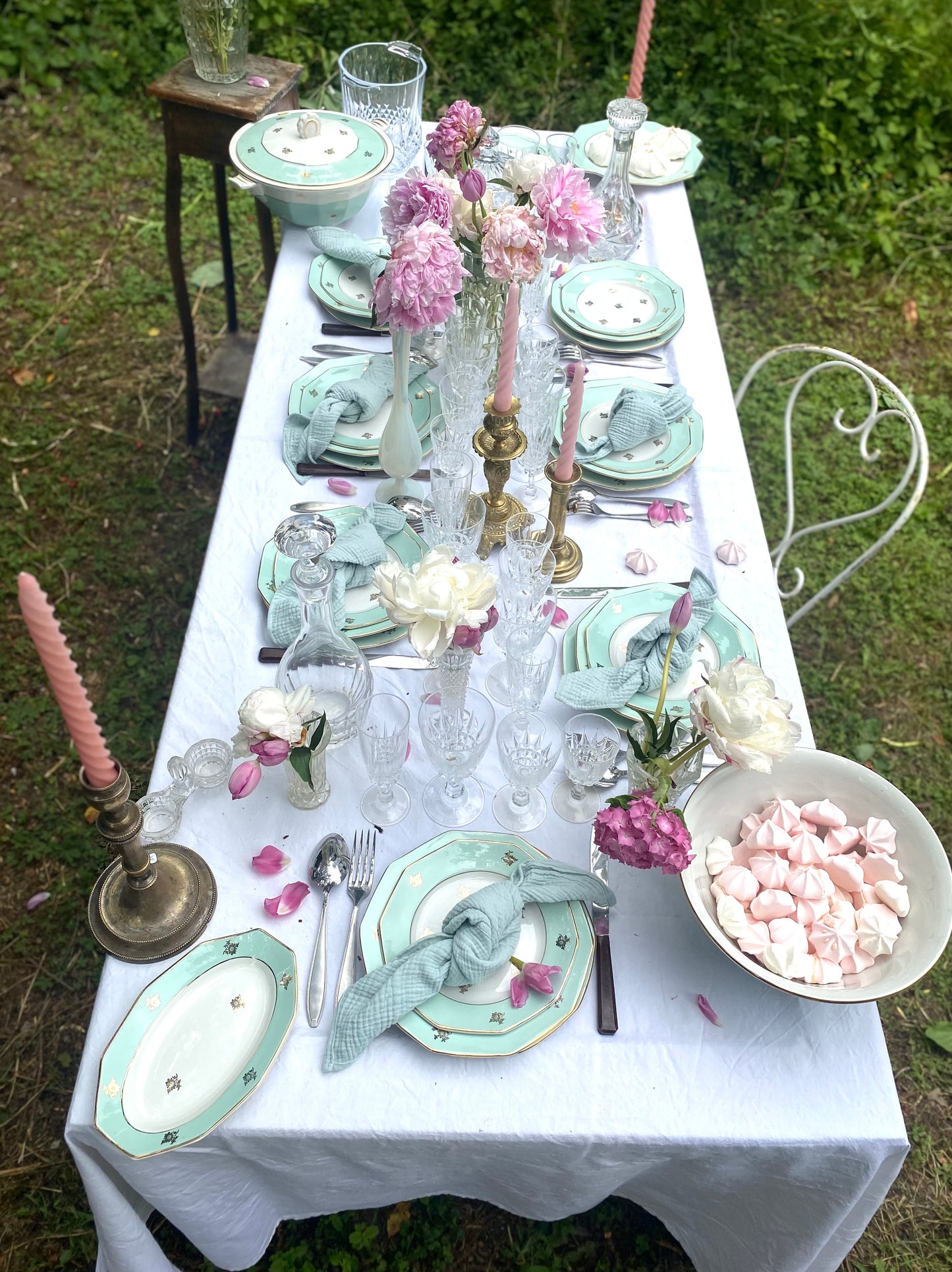 Grand service de 31 pièces en porcelaine française vert menthe et liseré doré