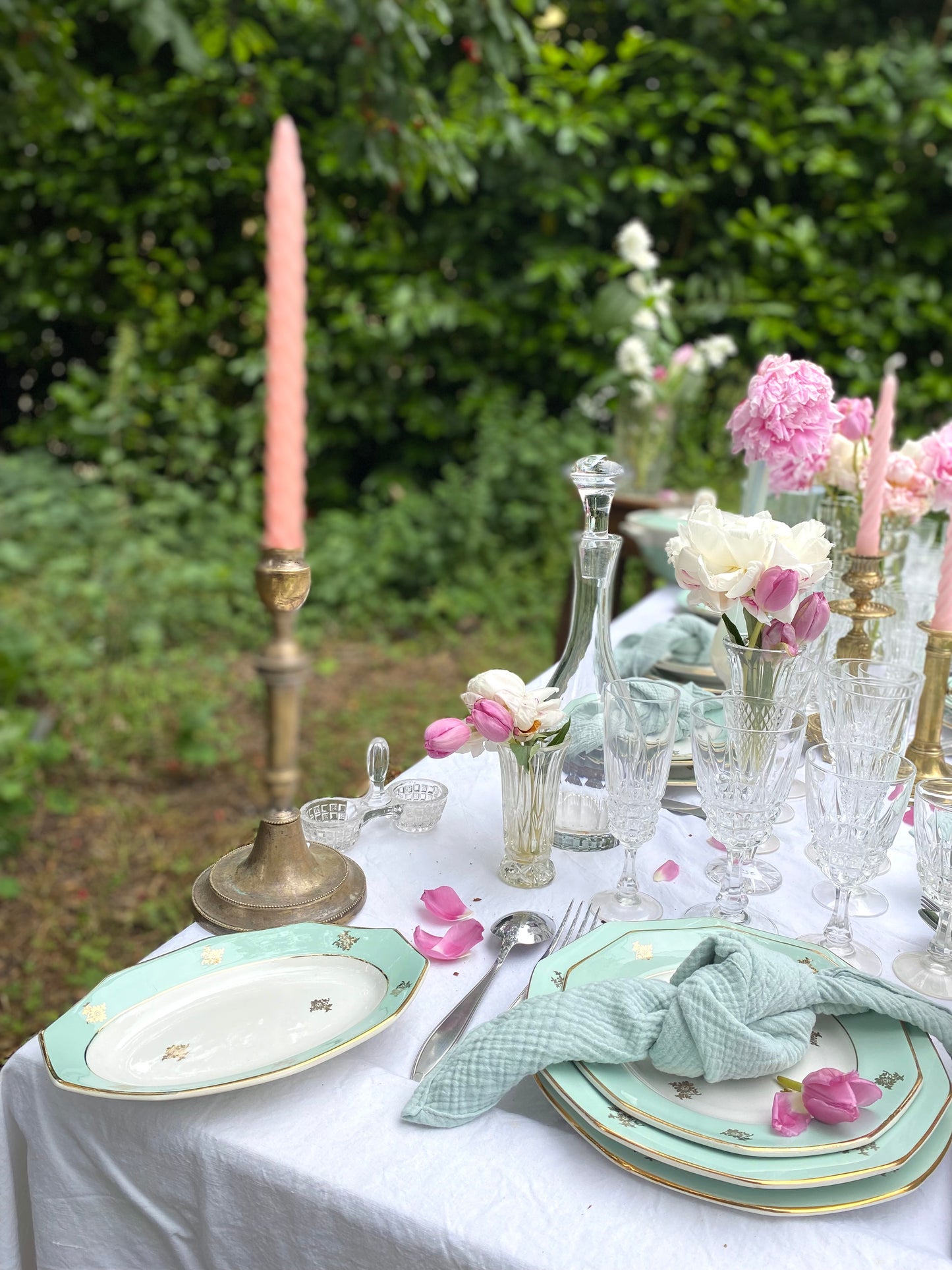 Grand service de 31 pièces en porcelaine française vert menthe et liseré doré
