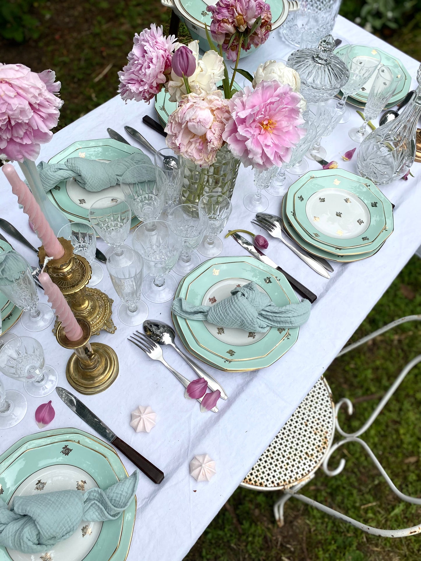 Grand service de 31 pièces en porcelaine française vert menthe et liseré doré