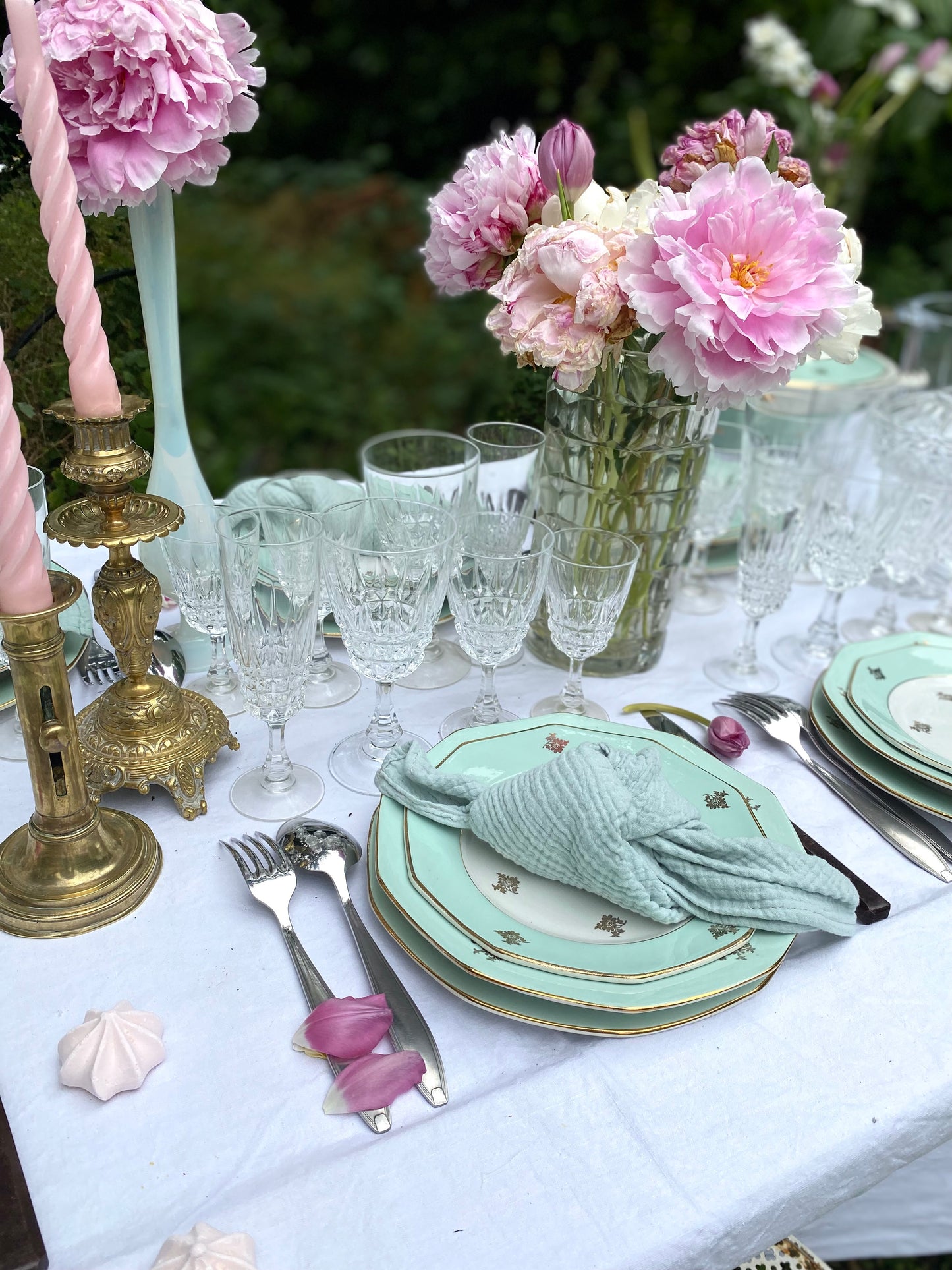 Grand service de 31 pièces en porcelaine française vert menthe et liseré doré