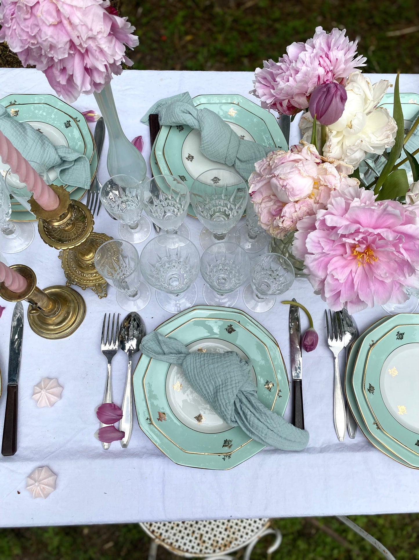 Grand service de 31 pièces en porcelaine française vert menthe et liseré doré