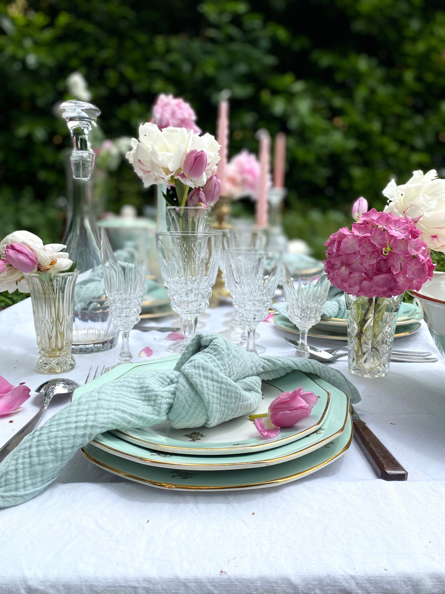 Grand service de 31 pièces en porcelaine française vert menthe et liseré doré