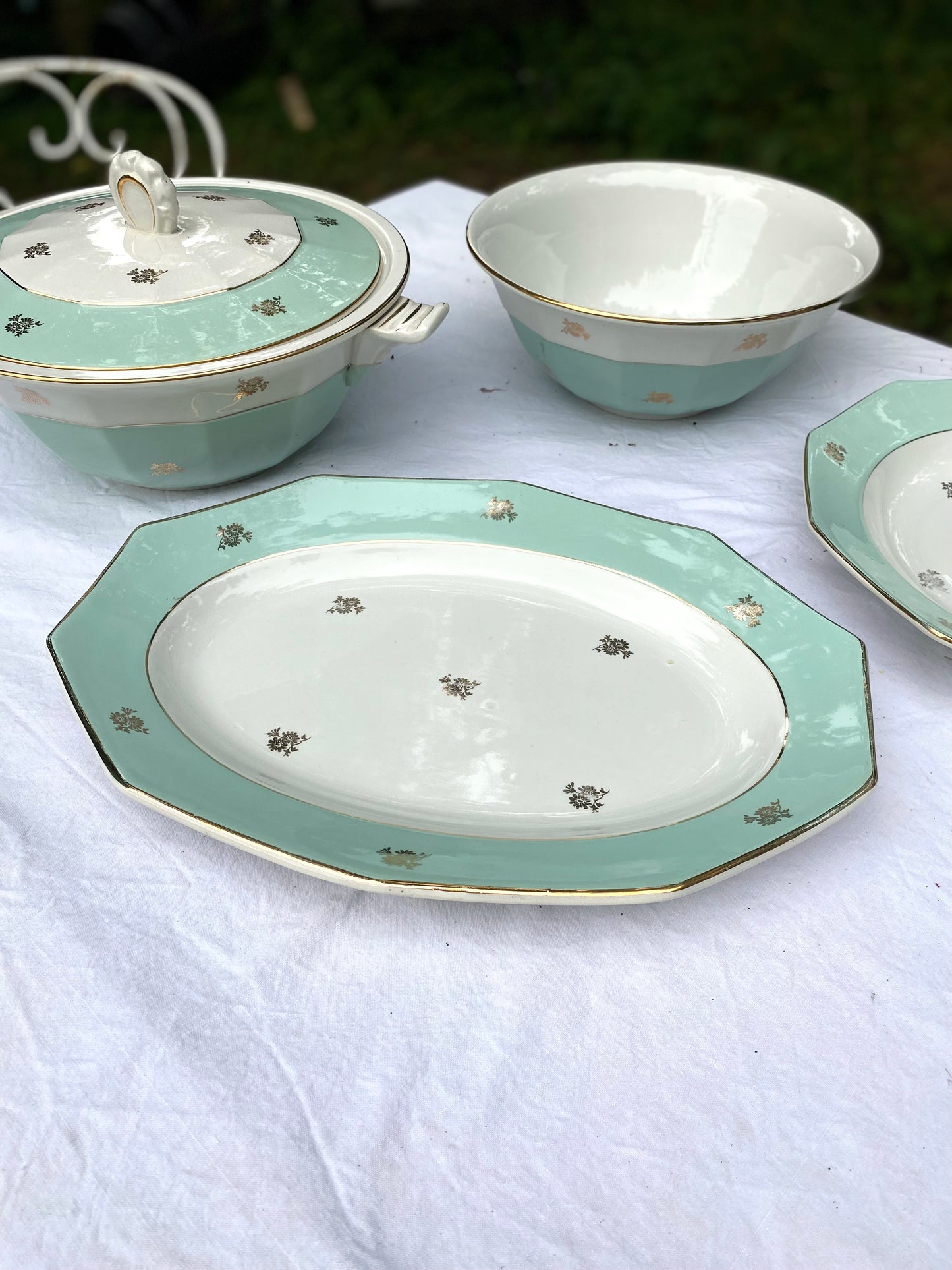 Grand service de 31 pièces en porcelaine française vert menthe et liseré doré
