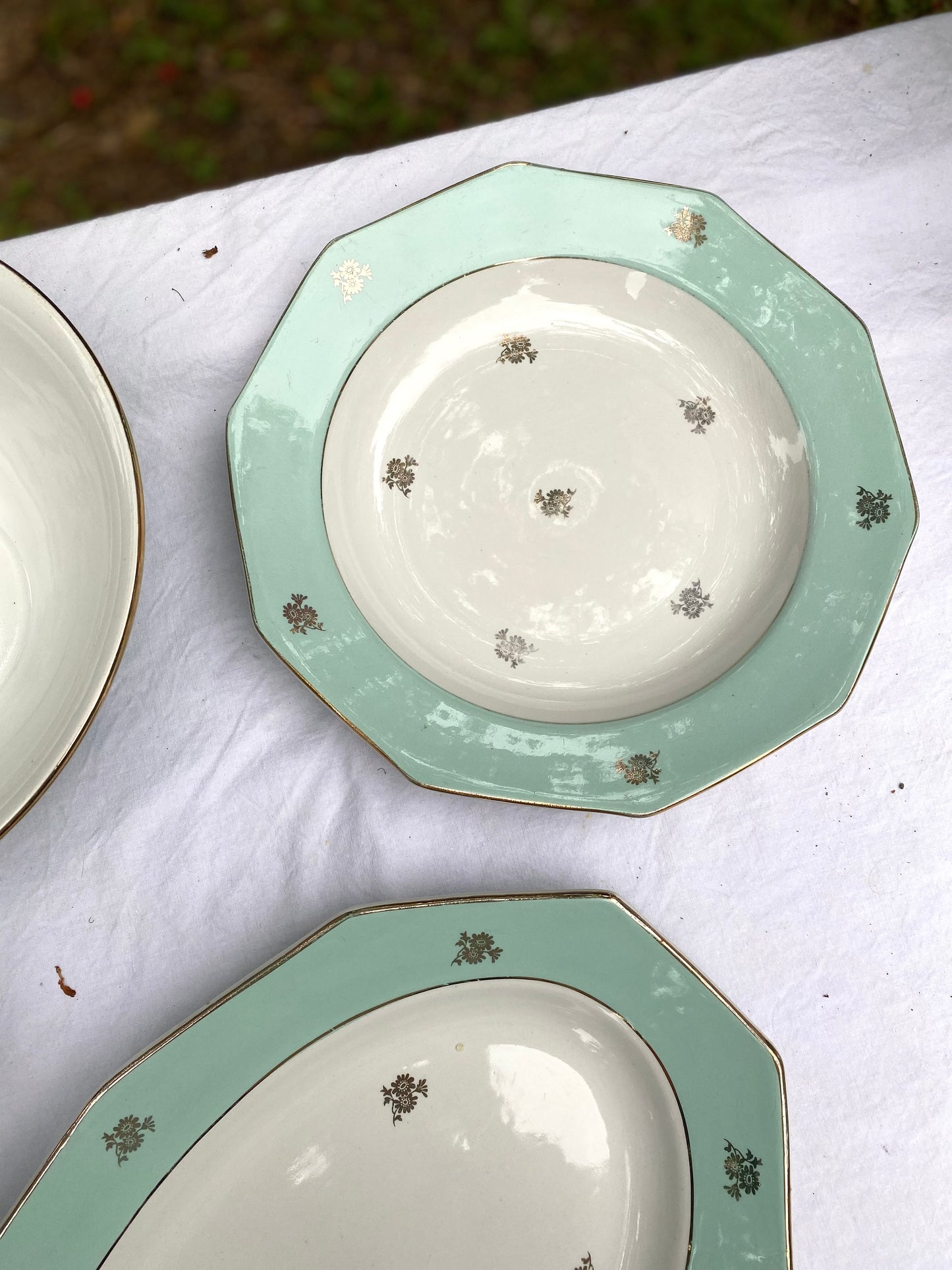 Grand service de 31 pièces en porcelaine française vert menthe et liseré doré