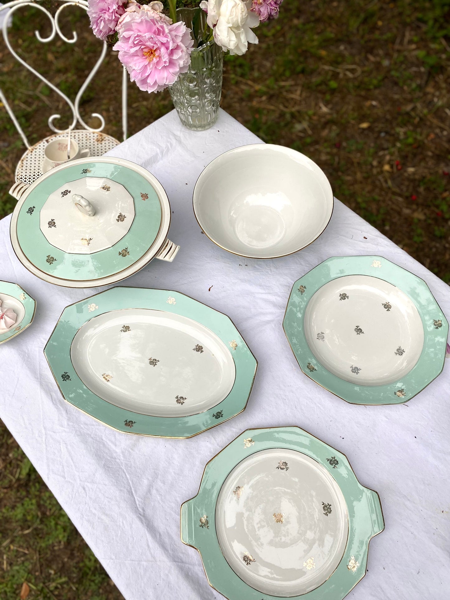 Grand service de 31 pièces en porcelaine française vert menthe et liseré doré