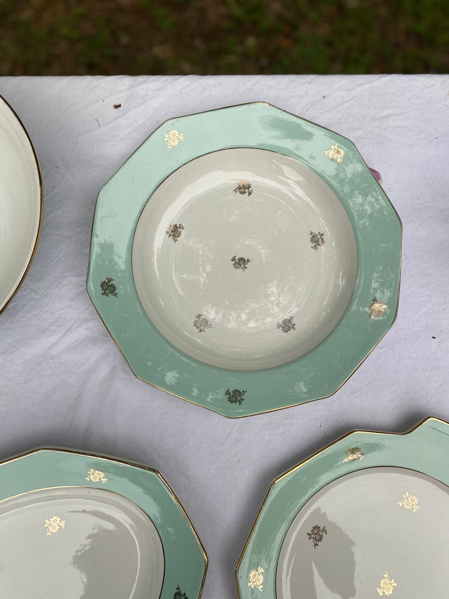 Grand service de 31 pièces en porcelaine française vert menthe et liseré doré