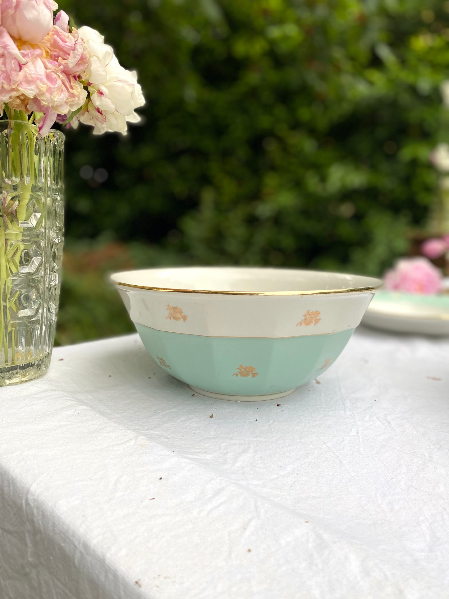 Grand service de 31 pièces en porcelaine française vert menthe et liseré doré