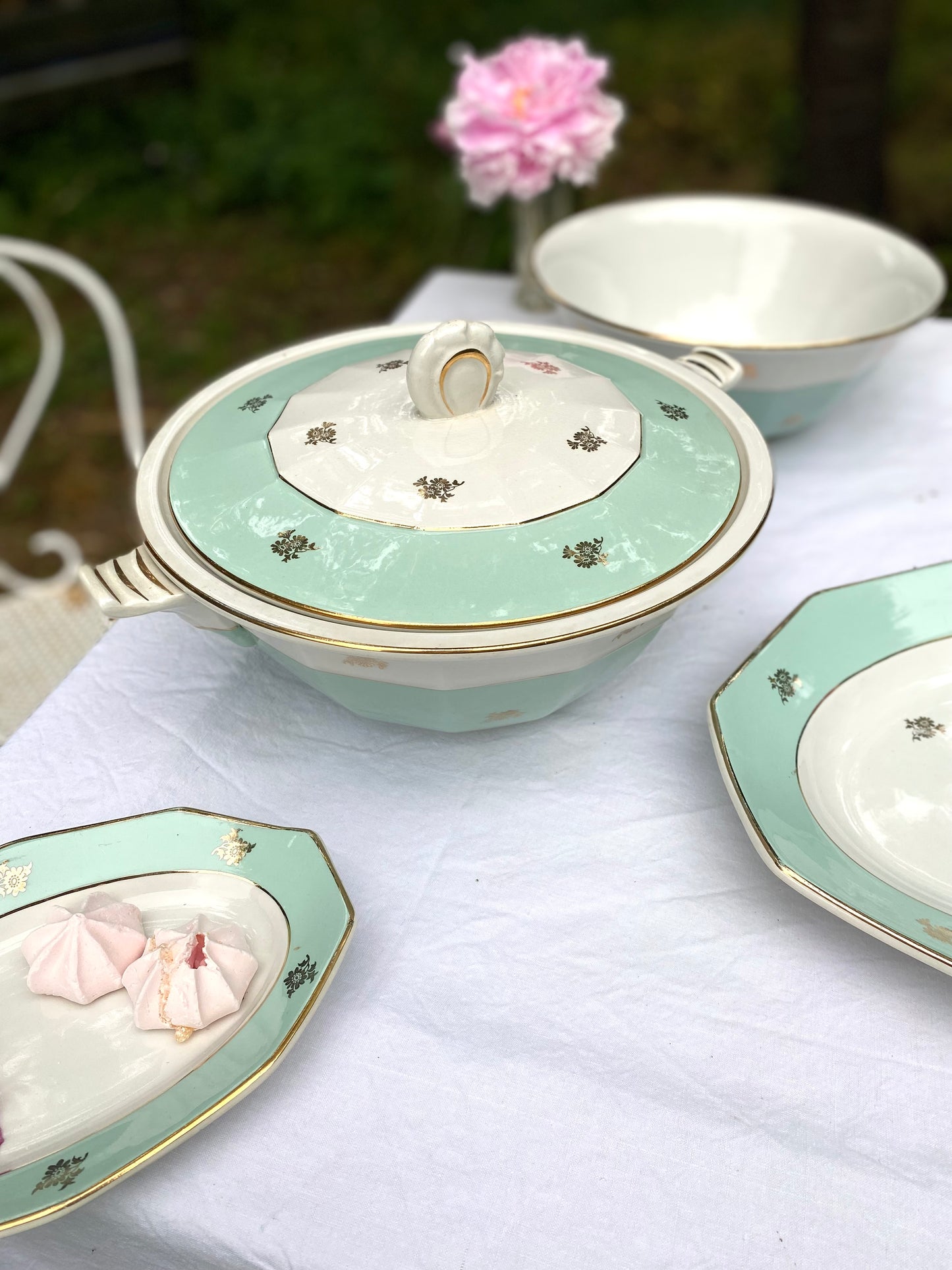 Grand service de 31 pièces en porcelaine française vert menthe et liseré doré