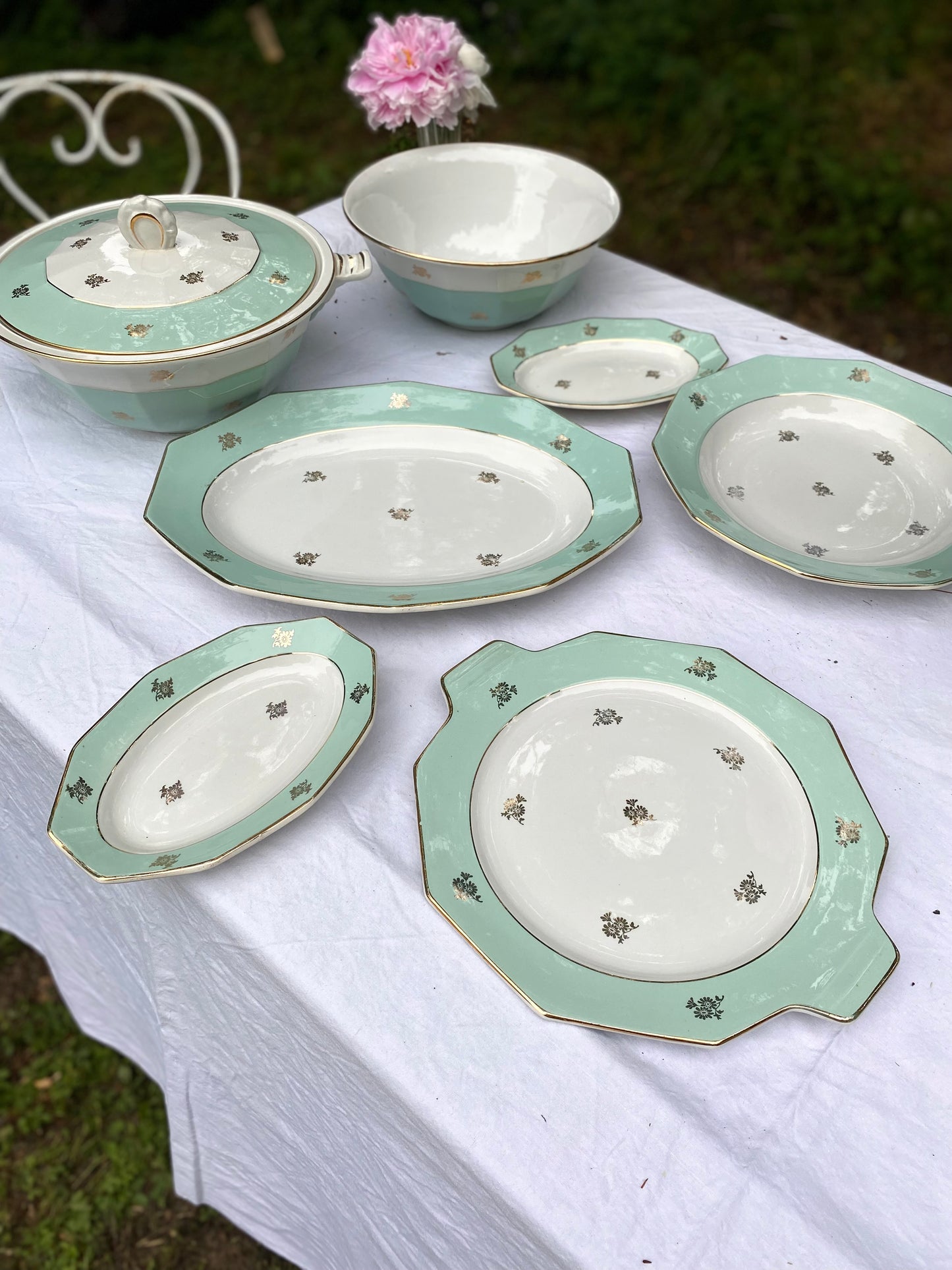Grand service de 31 pièces en porcelaine française vert menthe et liseré doré