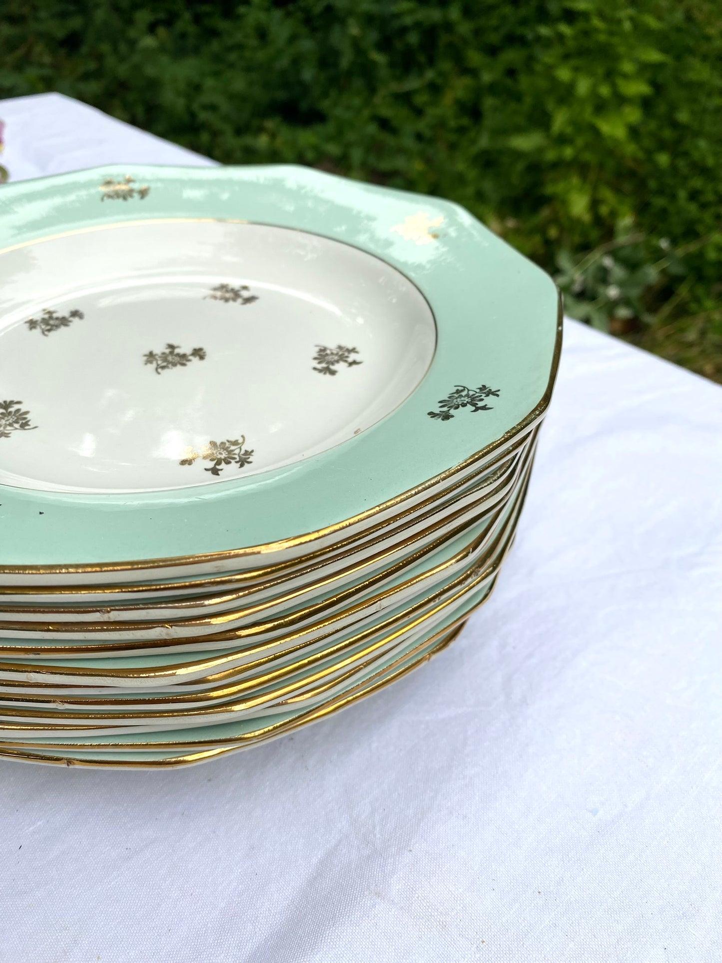 Grand service de 31 pièces en porcelaine française vert menthe et liseré doré
