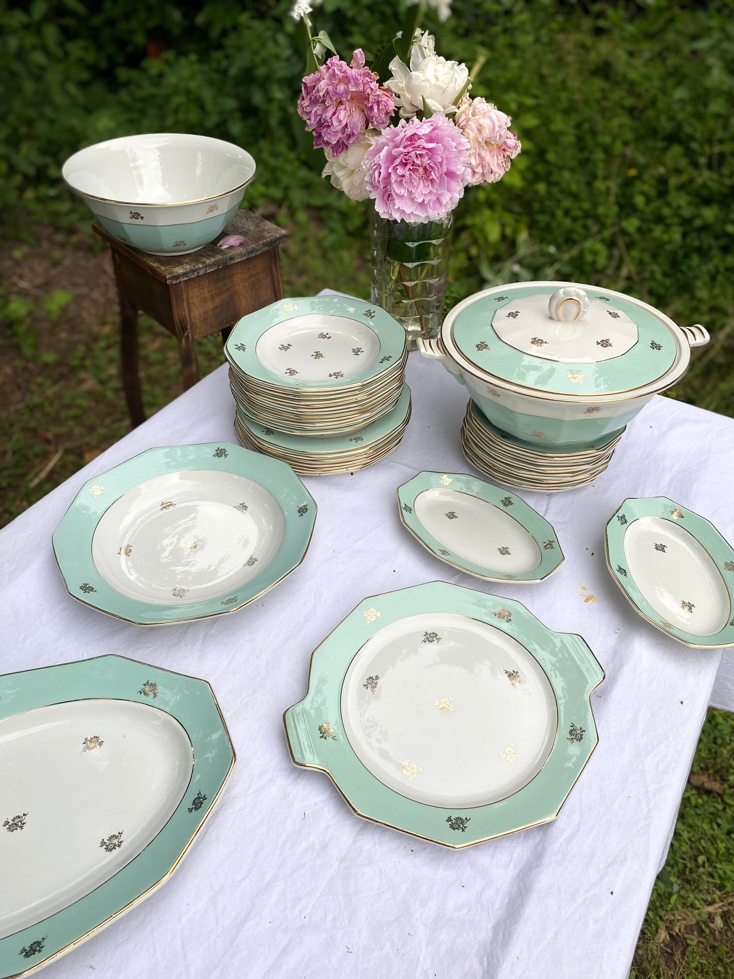 Grand service de 31 pièces en porcelaine française vert menthe et liseré doré