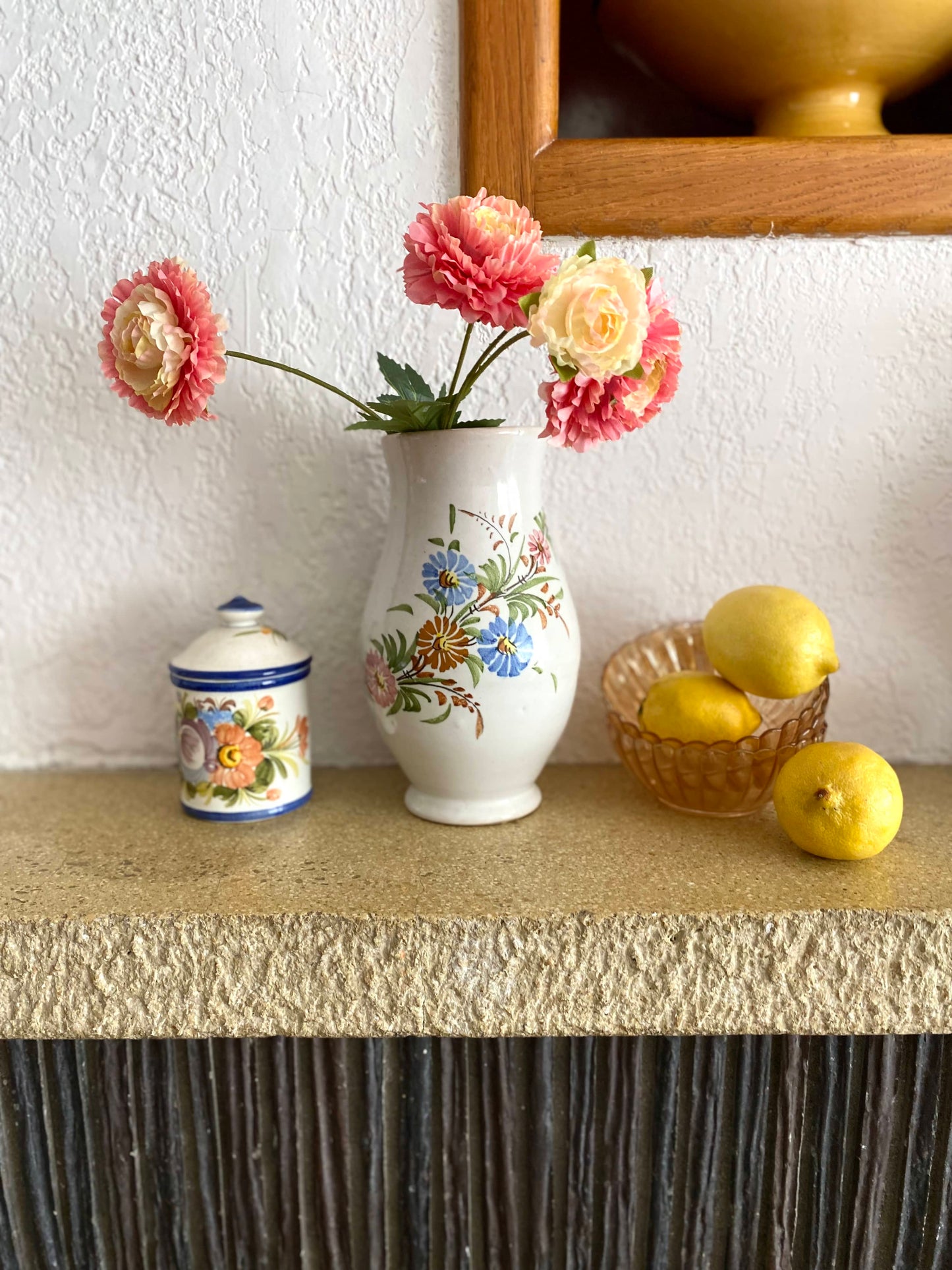 Vase en céramique ancienne à décor floral