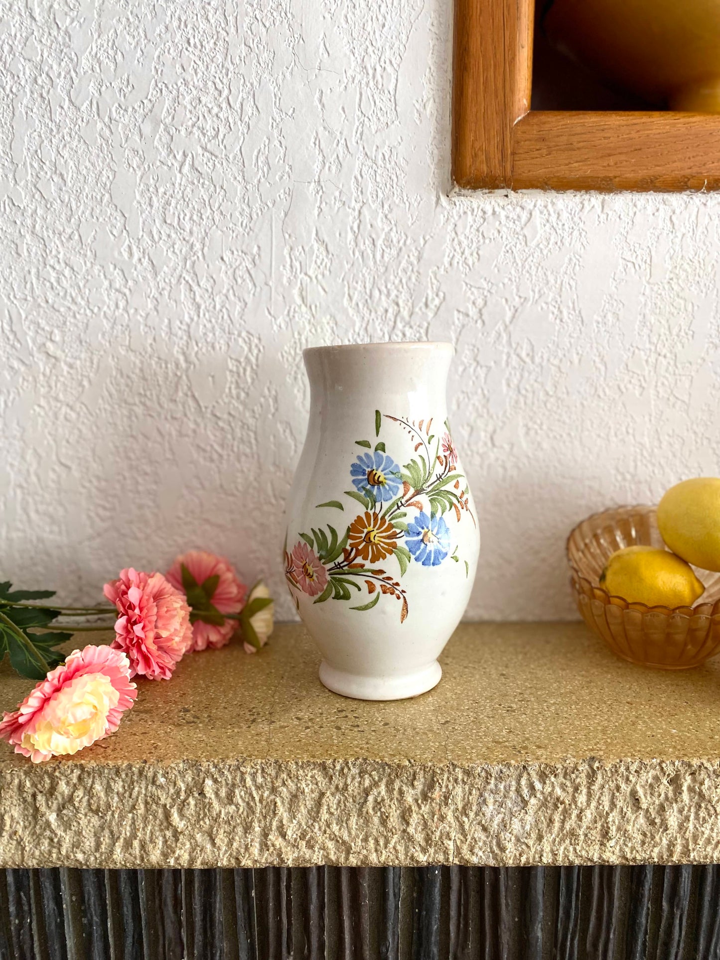 Vase en céramique ancienne à décor floral