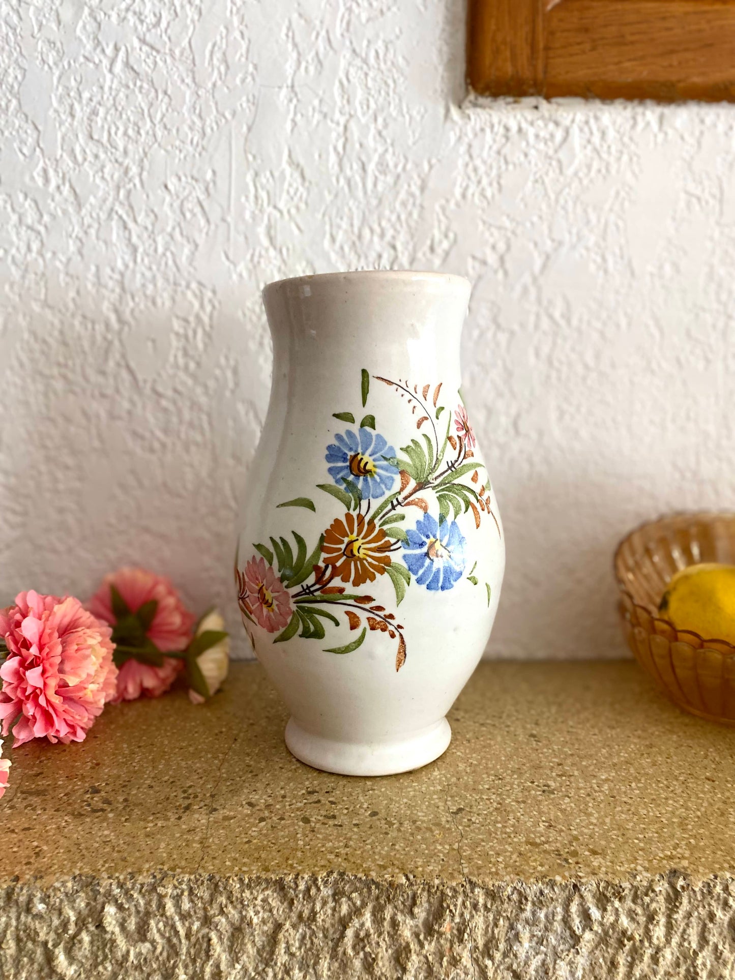 Vase en céramique ancienne à décor floral
