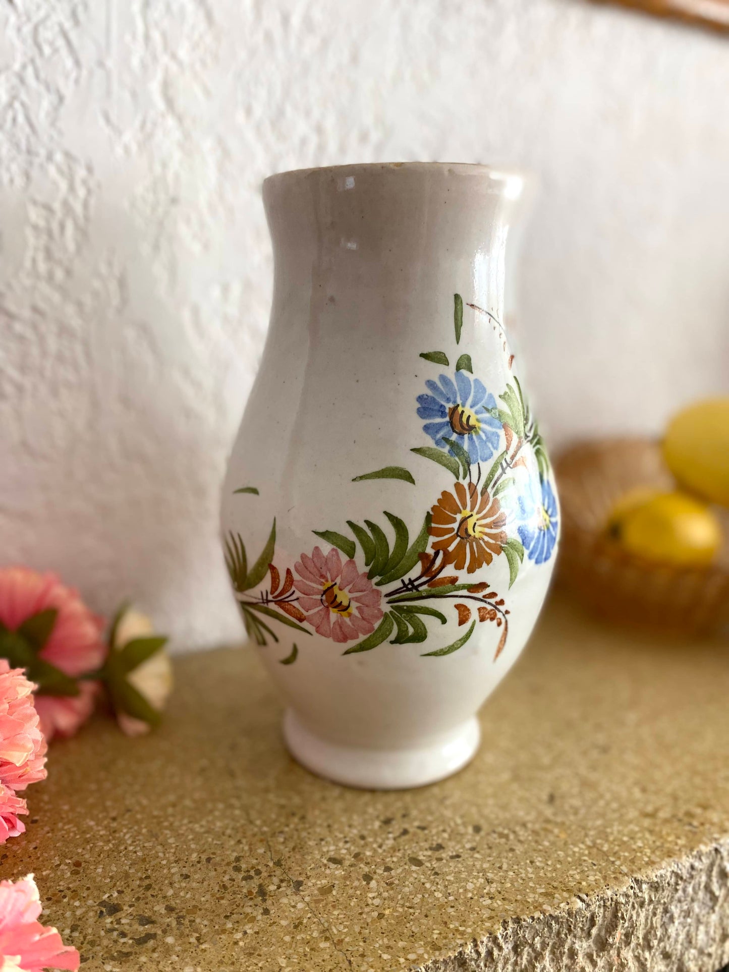 Vase en céramique ancienne à décor floral