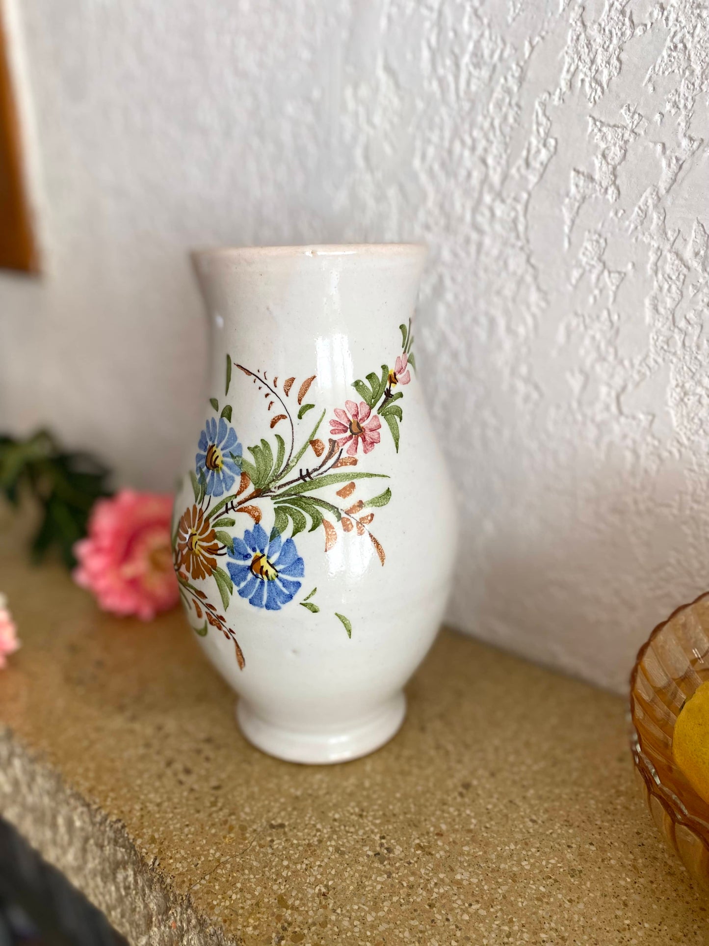Vase en céramique ancienne à décor floral