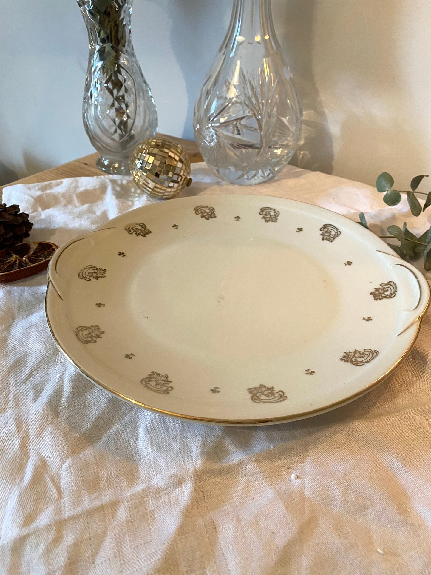 Plat à oreilles en porcelaine ancienne