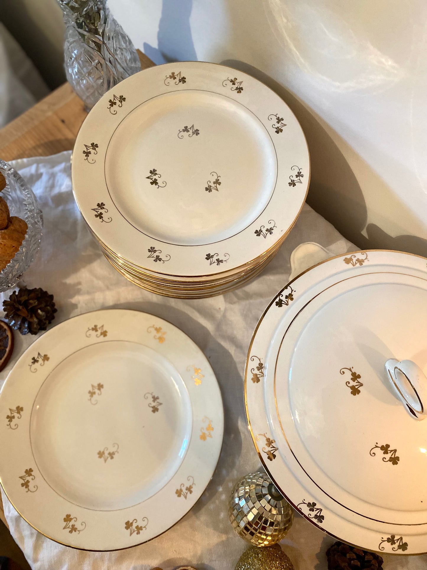 Grand service de 16 assiettes et 1 soupière en porcelaine ancienne